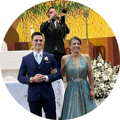Cheguei na loja achando que nenhum vestido era para mim, mas o atendimento é super profissional, me deixou bem a vontade a pessoa que me atendeu deixou minha auto-estima lá em cima. A princípio gostei muito do vestido que aluguei, mas sinceramente, não esperava que eu fosse receber tantos elogios, fiquei absolutamente lindaaaaaa Arraseiii.... Obrigado equipe organza!!!!