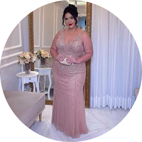 Vestido ficou perfeito. <br> Impecável!!!! Encantada até hoje.