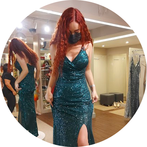 Depois de procurar exaustivamente por um vestido de formatura do ensino médio da minha filha em Vitória e Serra, e ela não gostar de quase nada (adolescentes não são fáceis de agradar). Encontrei o insta da Organzza... Já fiquei maravilhada com os modelos lindíssimos, e quando fui até a loja não me decepcionou. Encontramos o vestido perfeito que ela amou! E ficou maravilhosa!